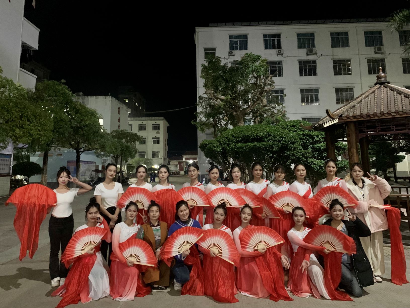 乐玩(中国)到木乐一中绘画展示、参与晚会表演