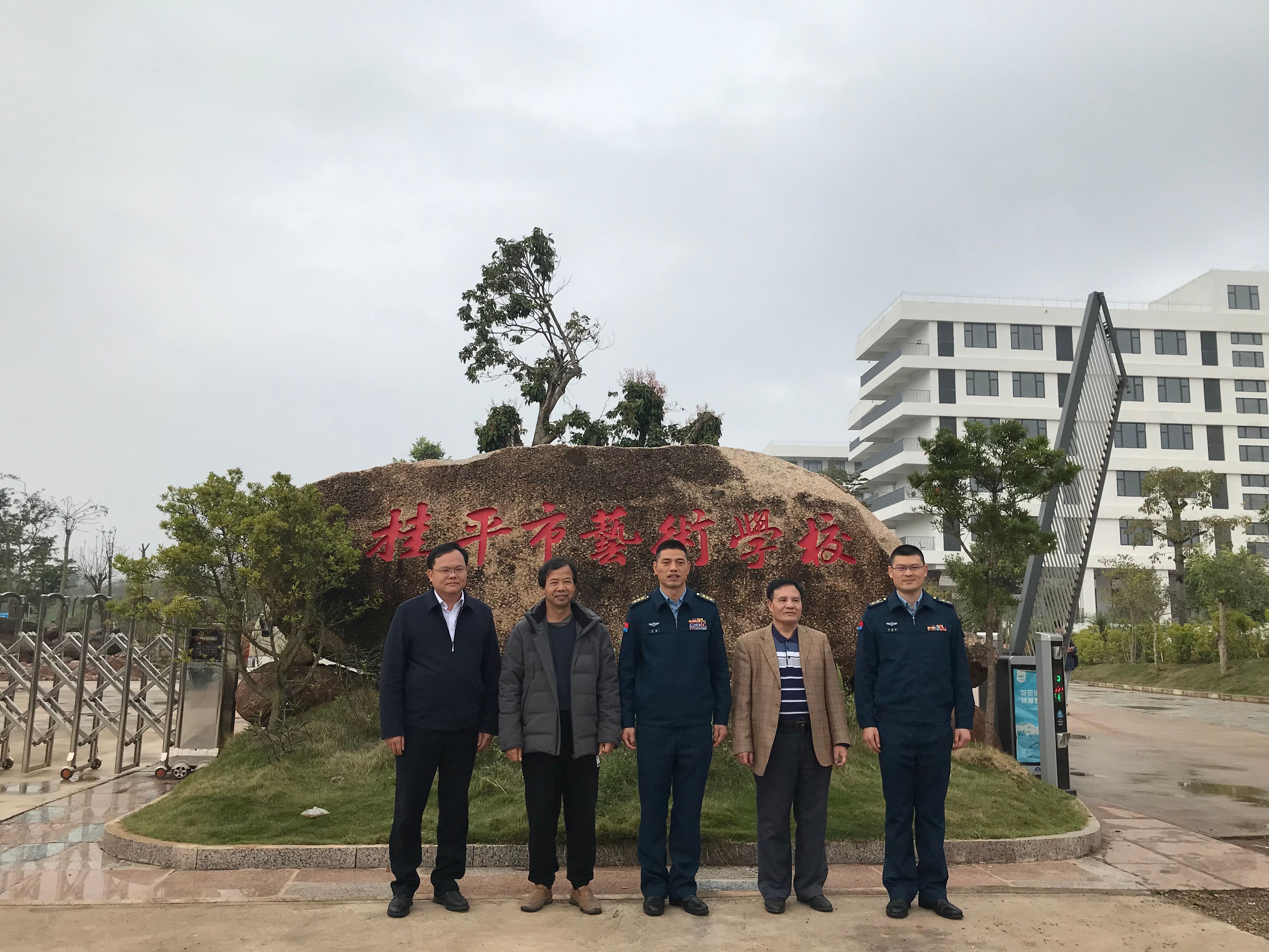 部队首长到我校指导工作丨 乐玩(中国)  丨一方水土养育一代人。军民鱼水情，让我们的家园充满阳光、充满生机、充满希望！